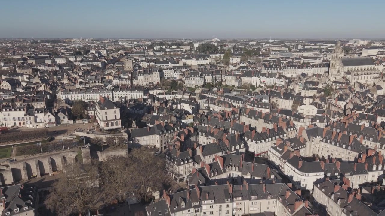 Et vidt luftfoto viser takene i Blois i Loiredalen som strekker seg mot et fjernt katedralspir