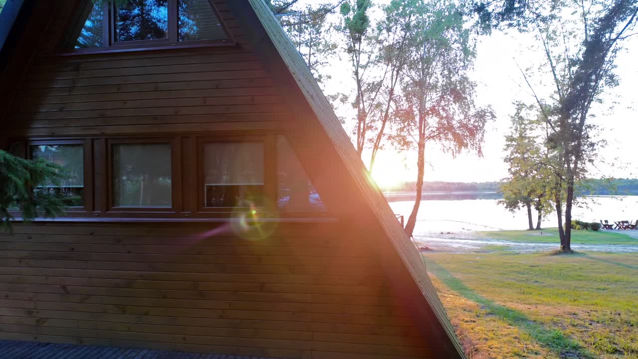 Pittoresco cottage sul lago con tramonto