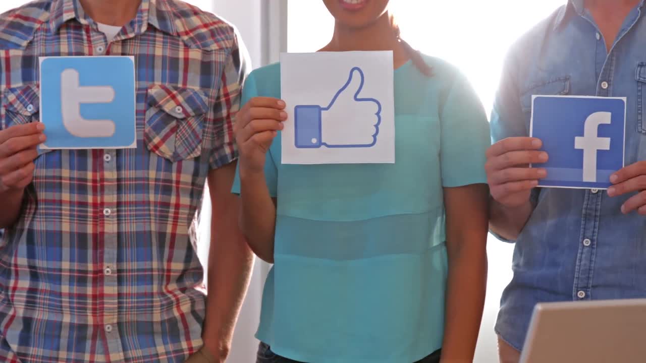 equipo de negocios creativo que muestra el logotipo de la red social