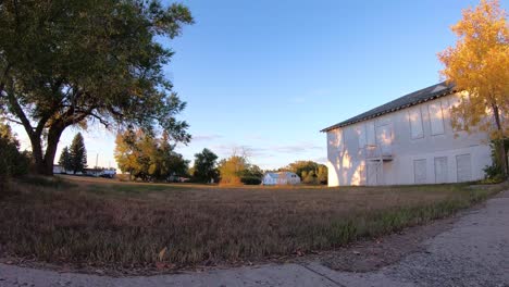 Timelapse---Un-Viejo-Hospital-Abandonado-En-Un-Pequeño-Pueblo-En-Un-Día-Soleado