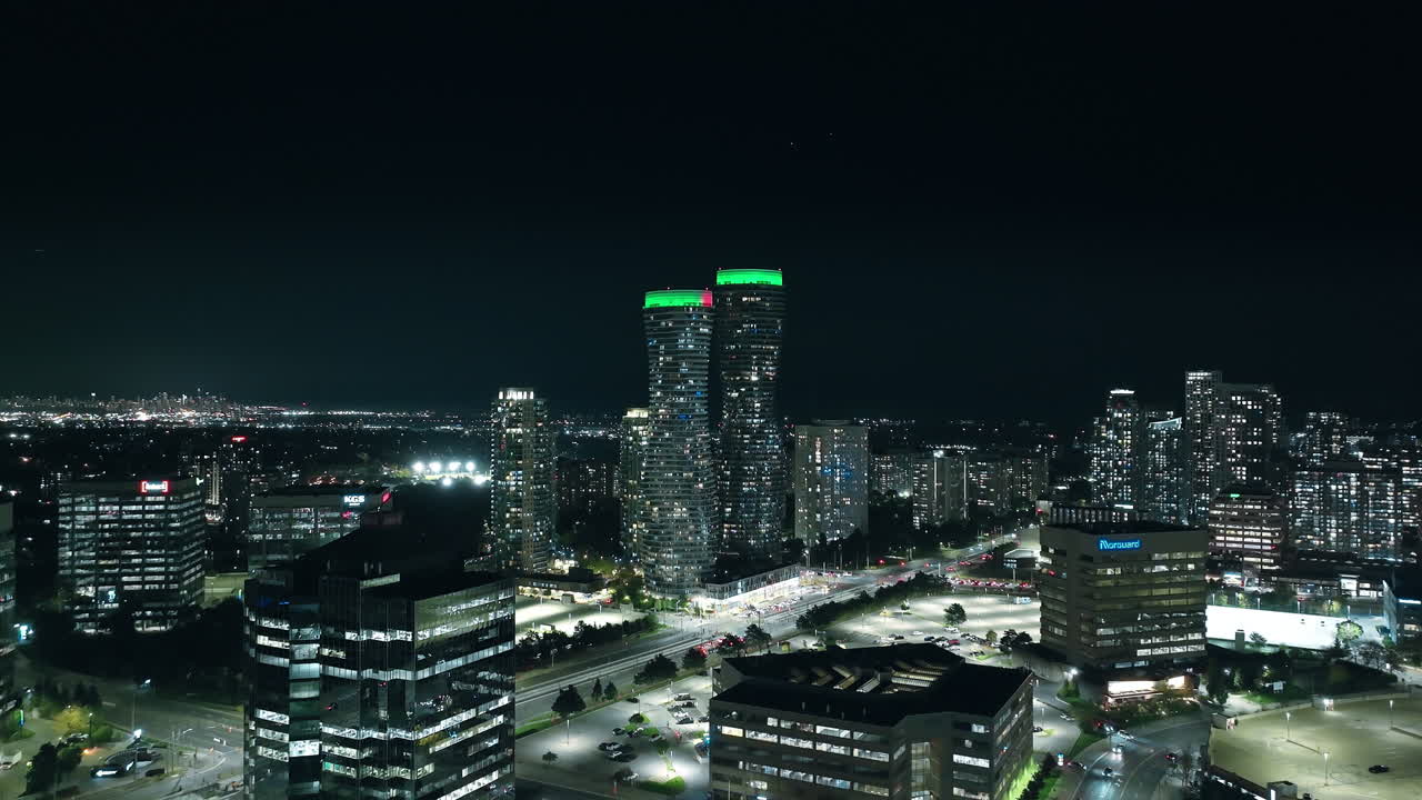 Vista noturna das Absolute Towers no horizonte dos arranha-céus de Mississauga