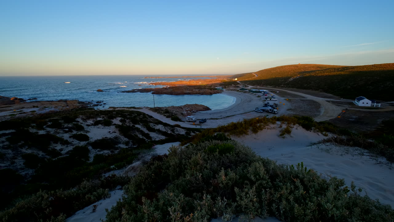 Tusmørkefarger ved månefall i daggry sett fra en sanddyne i Cape Columbine-reservatet