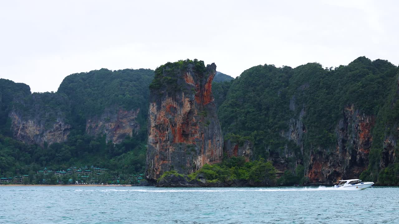태국 크라비의 레일레이 해변의 경치 좋은 절벽을 지나가는 스피드보트