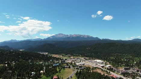 antena moviéndose hacia pikes peak colorado springs, western america dolly shot