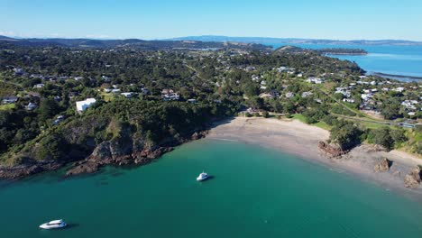 Little-Oneroa-Beach-Y-Newton-Reserve-En-La-Isla-Waiheke,-Auckland,-Nueva-Zelanda