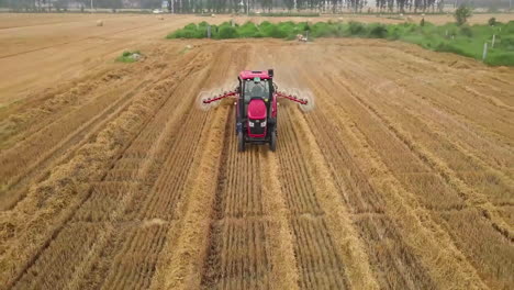 Maquinaria-Agrícola-Para-El-Procesamiento-Automático-Del-Suelo-En-El-Campo-Cultiva-La-Tierra.