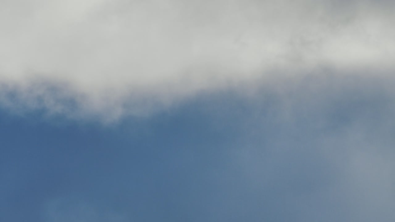 비구름이 하늘에서 매우 빠르게 움직인다