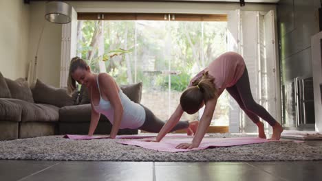 madre e hija haciendo yoga