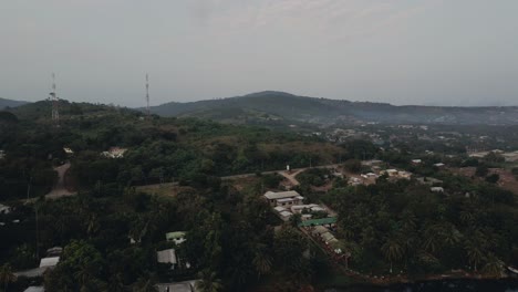 Toma-Aérea-Descendente-De-Los-Edificios-De-La-Aldea-En-Akosombo-Atimpoku,-Región-Oriental.