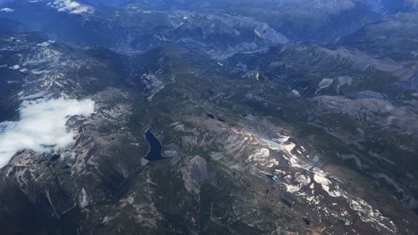 Vista-Aérea-Del-Paisaje-Montañoso-De-Las-Montañas-Y-Lagos-De-Los-Alpes-Franceses-En-Francia