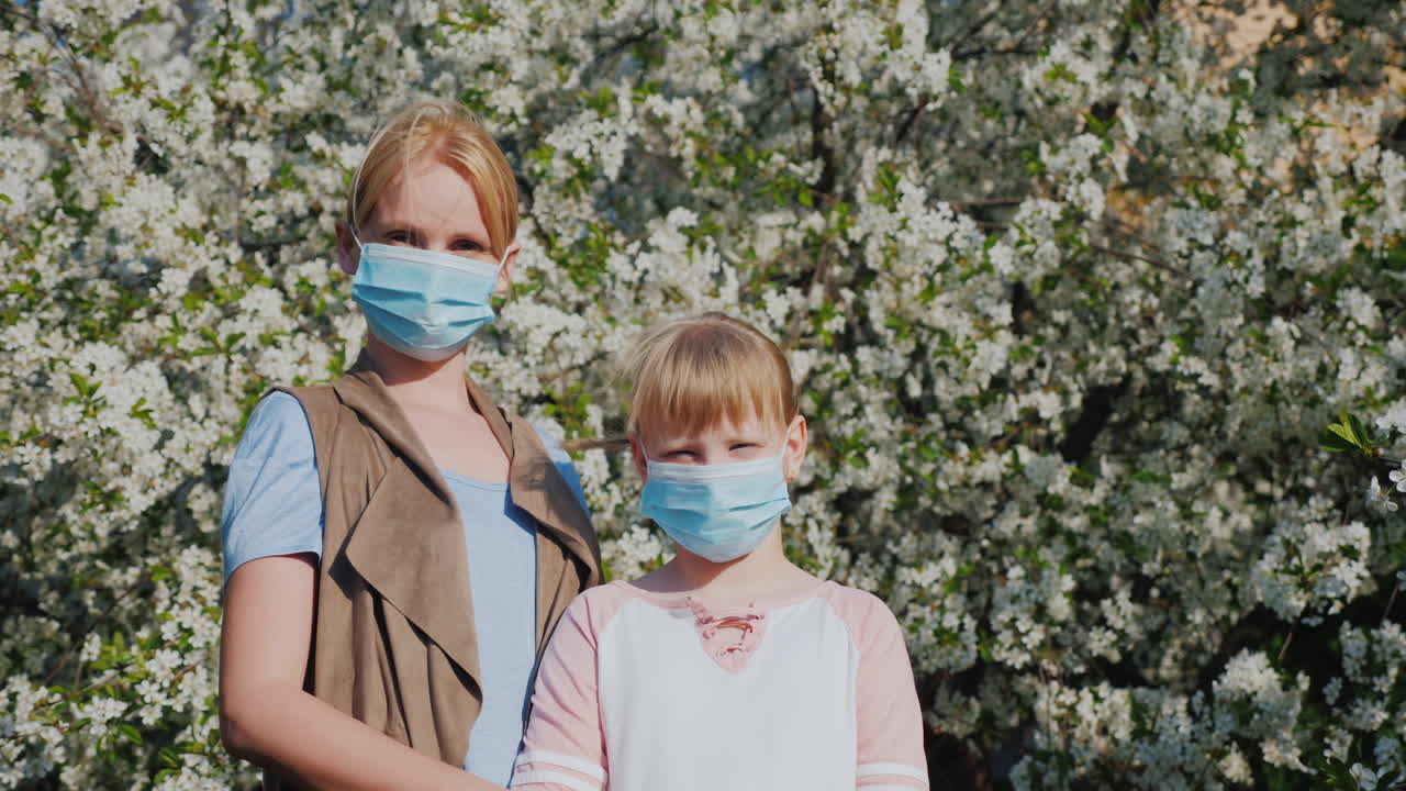 꽃 피는 나무 알레르기 문제의 배경에 대해 거즈 붕대에 아이들을 가진 여자