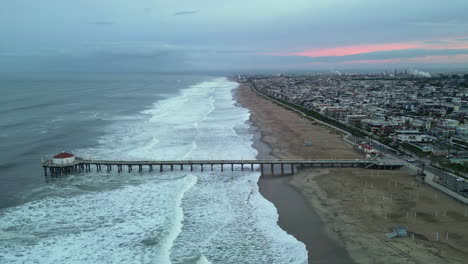 vista aérea del muelle de la playa de manhattan al amanecer en california, estados unidos