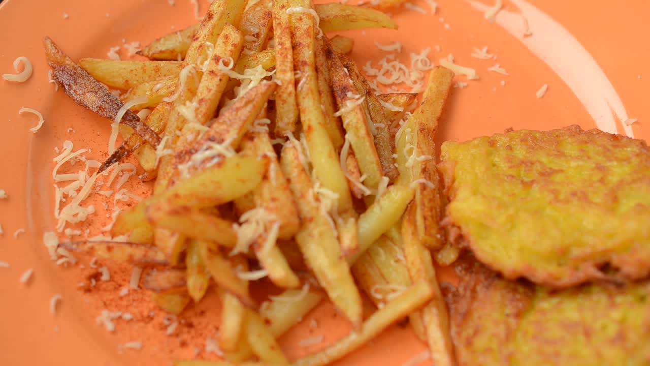 Patatas fritas en un plato y hash browns. Un plato de comida.