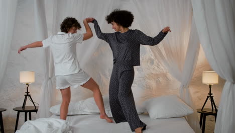 mujeres bailando en la cama