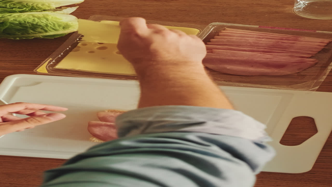 haciendo un sándwich de jamón y queso