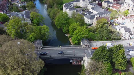 antena ascendente centrándose en un viejo puente de hierro con tráfico moviéndose en una dirección debido a la construcción y reparaciones