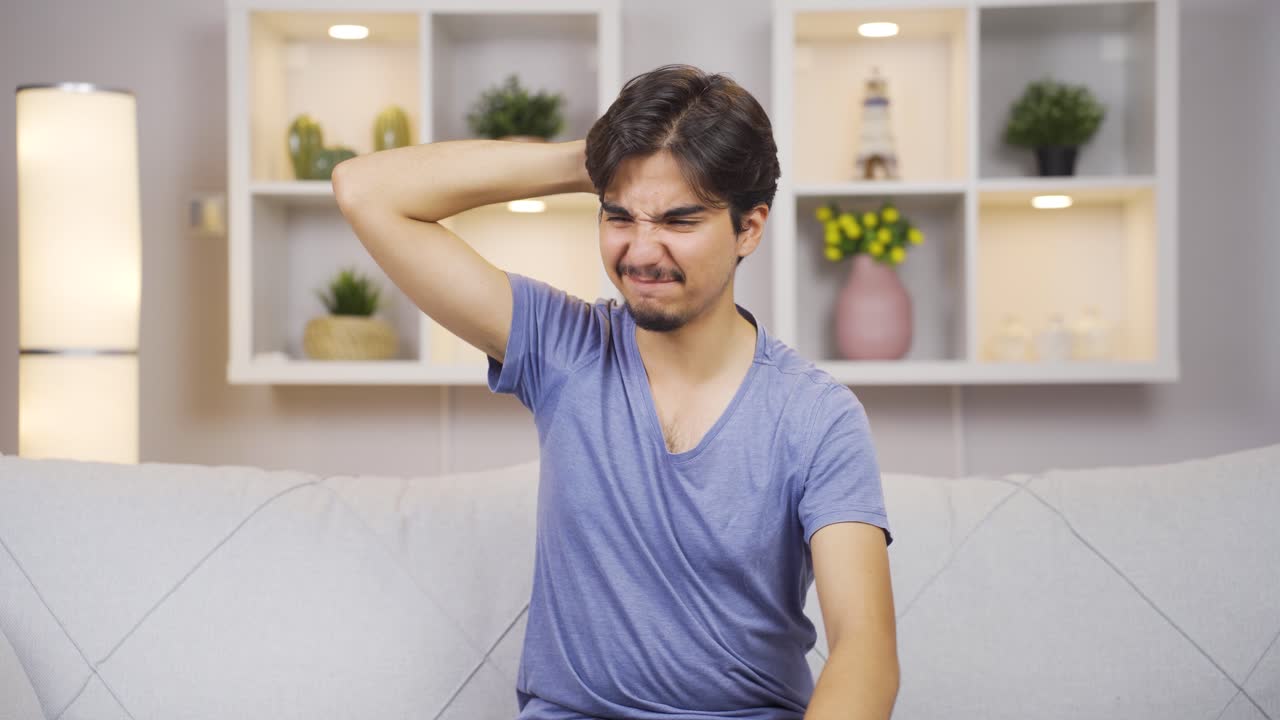 Hombre con dolor de cabeza