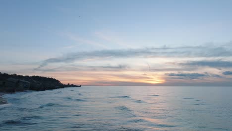 Filmische-Luftaufnahme-Von-Verlassenen-Befestigungsgebäuden-Am-Meer-In-Karosta-Nördlichen-Festungen-Am-Strand-Der-Ostsee-In-Liepaja,-Sonnenuntergang,-Goldene-Stunde,-Breiter-Dröhnenschuss,-Der-Sich-Tief-über-Dem-Meer-Vorwärts-Bewegt