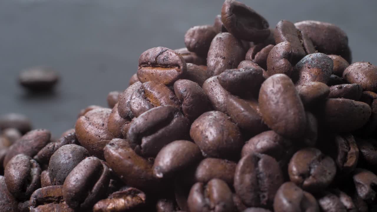 Esplora la consistenza dei chicchi di caffè tostati con un affascinante movimento di panning della fotocamera