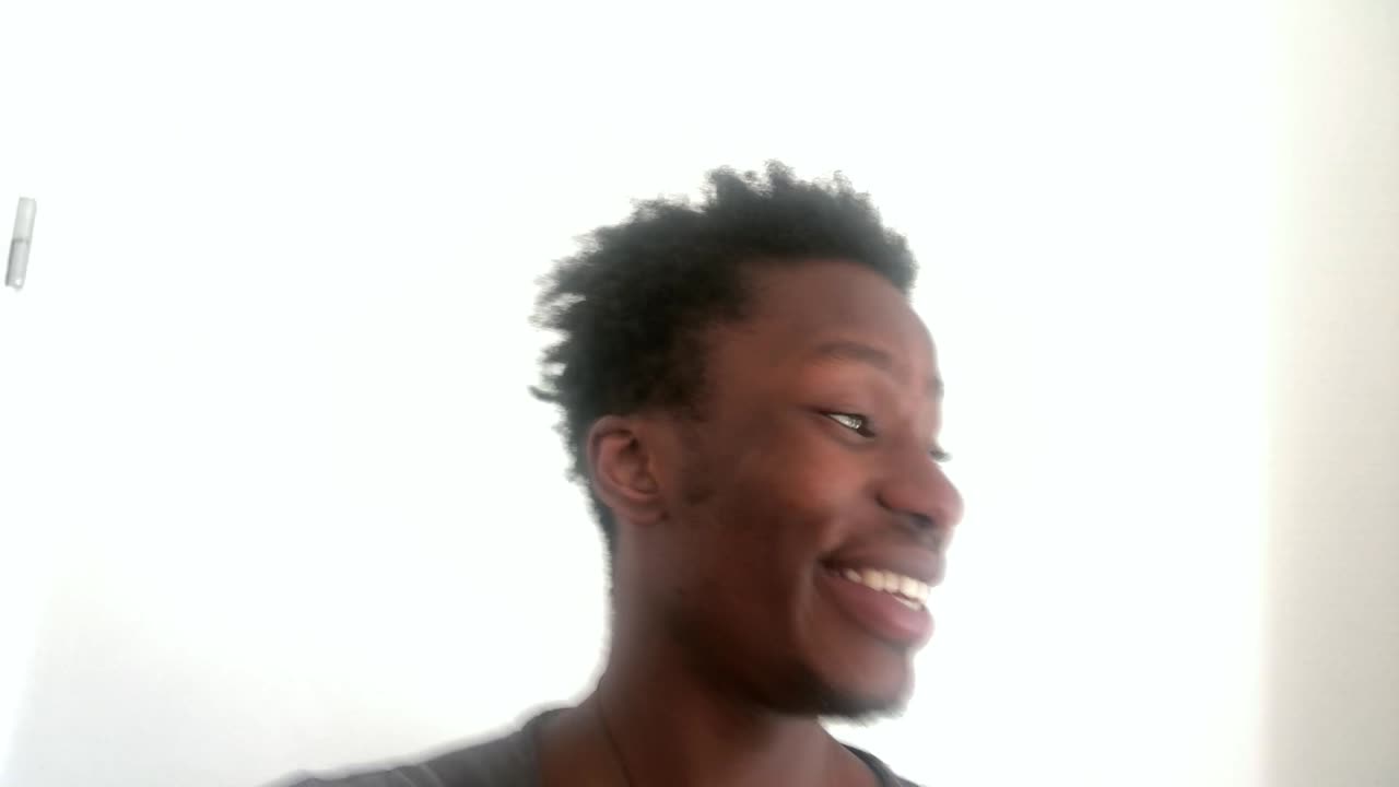 uomo afroamericano che dice applausi alla telecamera