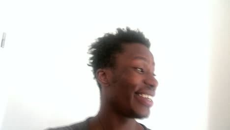 hombre afroamericano saludando a la cámara