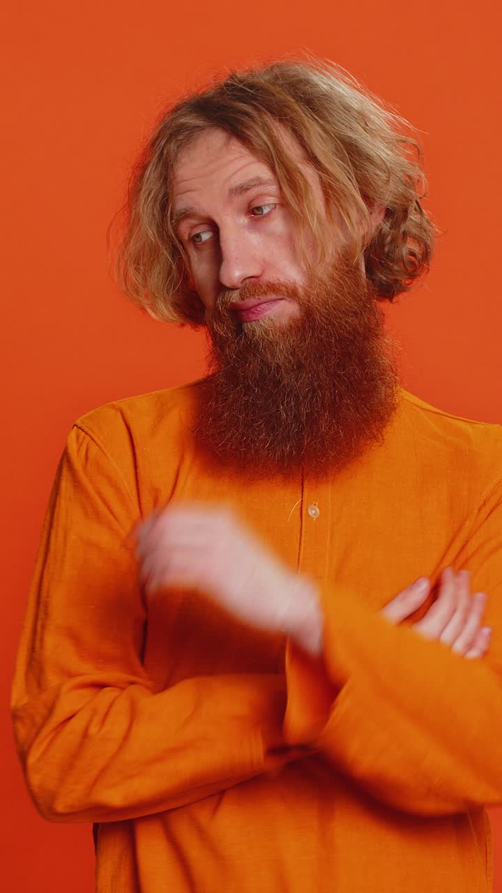 hombre caucásico cansado expresión aburrida agotado de la historia tediosa no está interesado en la conversación de comunicación