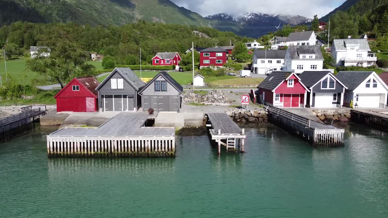 vista de drones de las coloridas casas de botes en noruega escandinavia volando lejos