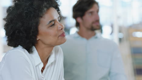 mujer de negocios haciendo preguntas en la sala de juntas reuniéndose con colegas compartiendo ideas en la oficina 4k