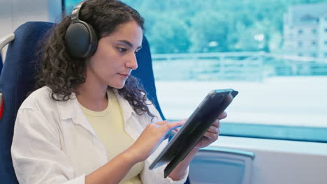 mujer leyendo en un tren