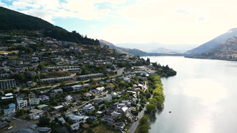 Scenic-Queenstown-lakeside-setting-on-Lake-Wakatipu