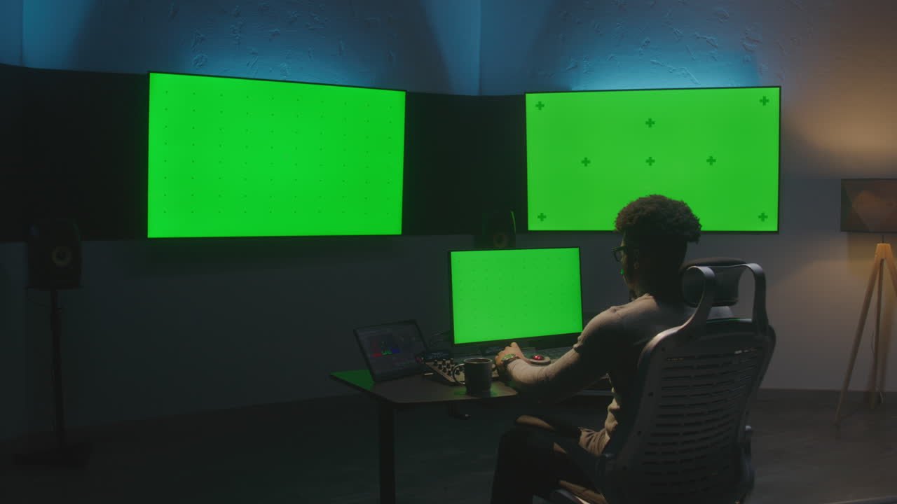 editor de video en el trabajo en un estudio de pantalla verde