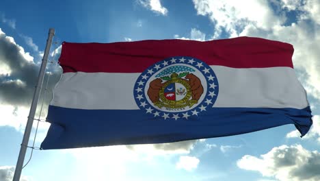 la bandera de missouri en un asta de bandera ondeando en el viento, fondo de cielo azul. 4k