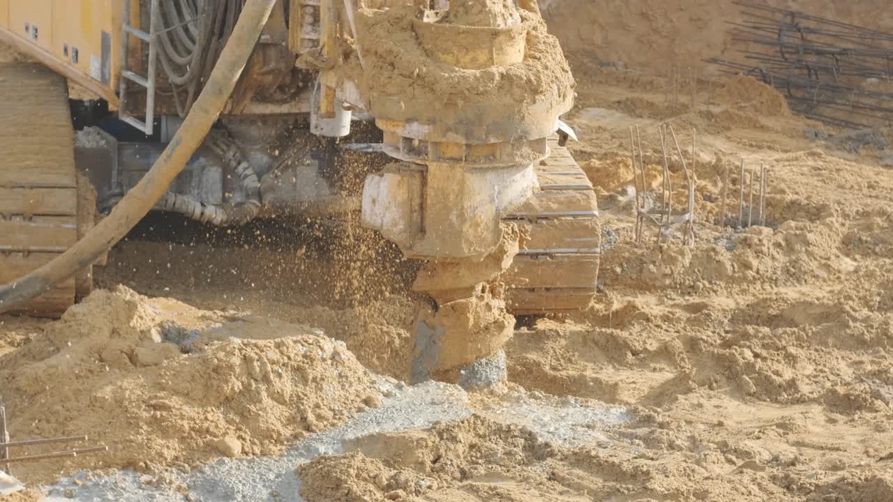 지상에 기둥을 설치하는 장비, 기둥을 운전하는 무거운 기계, 기초 건물을 놓는 작업, 공중에서 볼 수 있는 높이, 건설 현장, 굴착 기둥 기초.