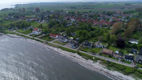 Idílico-Paisaje-Urbano-Junto-A-La-Playa-En-El-Condado-De-Skane-En-El-Sur-De-Suecia