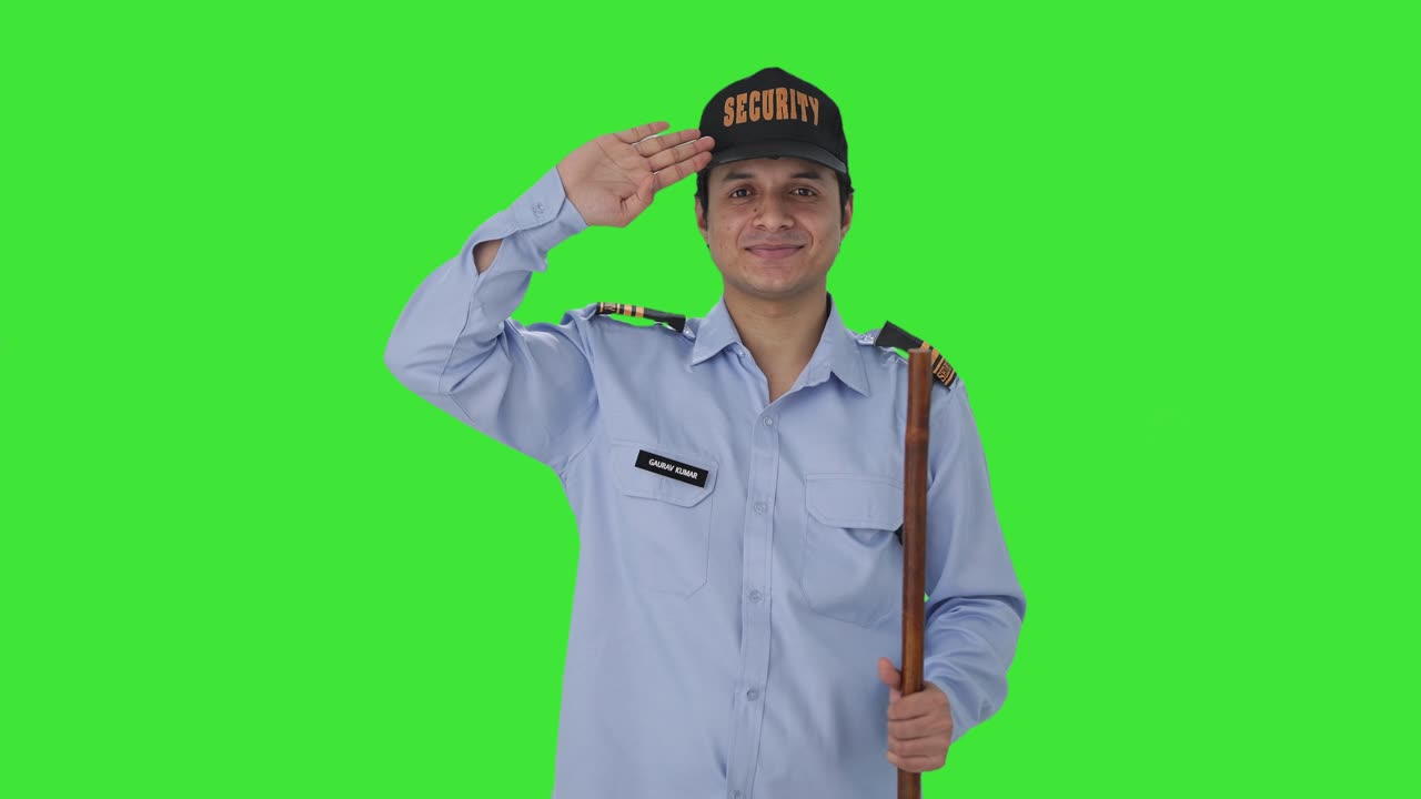 Guardia di sicurezza indiana felice che saluta qualcuno su schermo verde