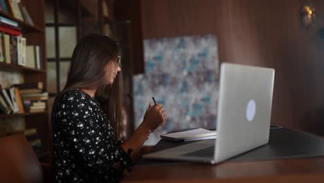 mujer que estudia en casa o en la oficina