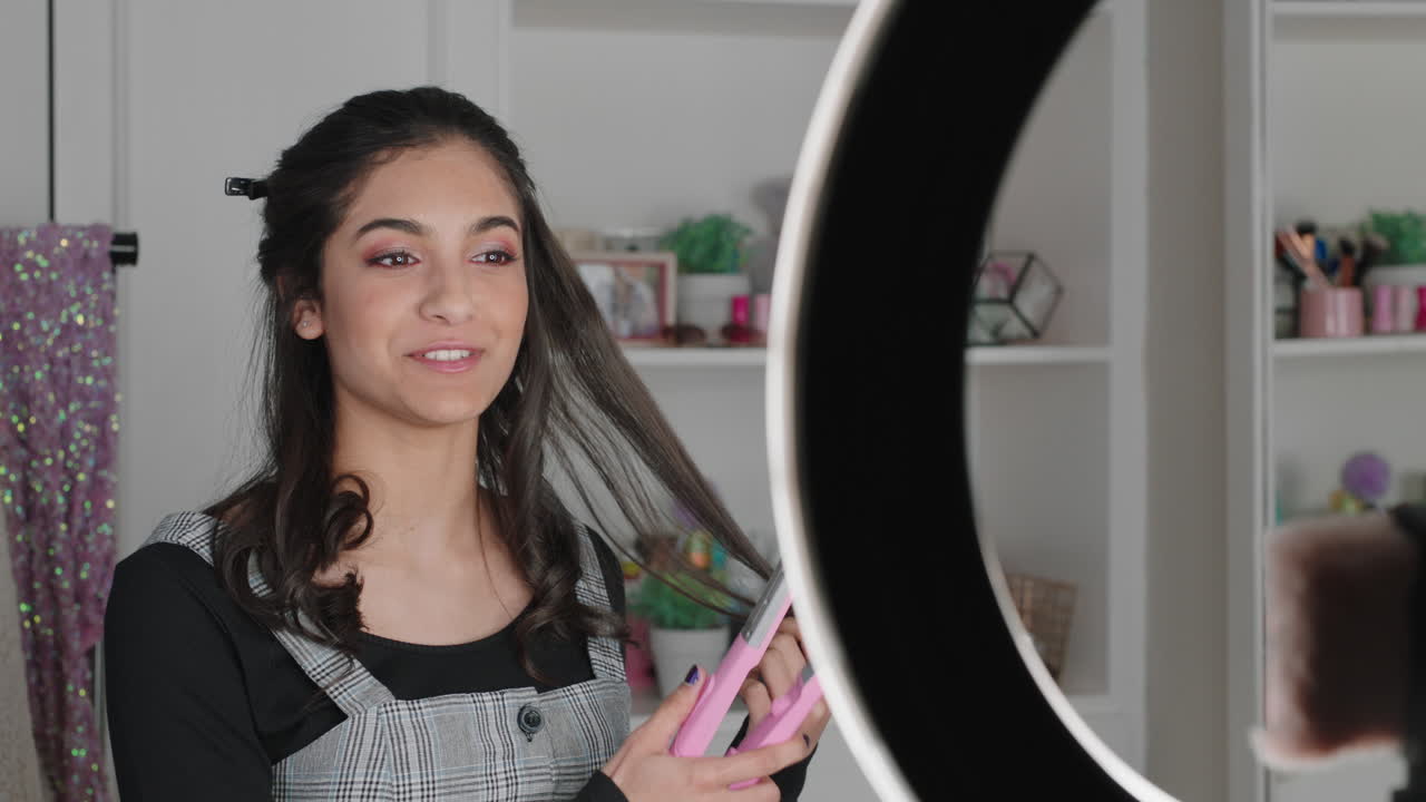 hermosa adolescente vlogger filmando tutorial de maquillaje compartiendo video de belleza disfrutando de las redes sociales influyente grabando vlog en casa
