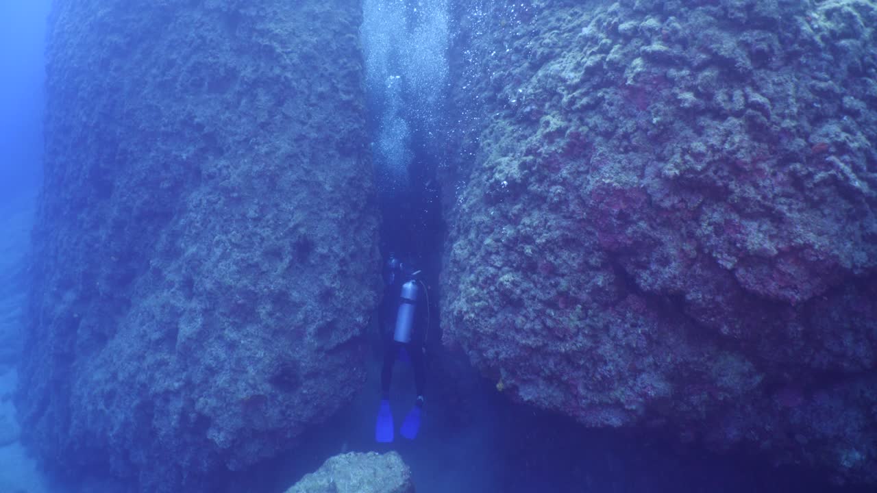 silueta buzos rayos de sol brillan rayos bajo el agua mujer buzo amd hombre buzos en el relajante paisaje azul del océano de la gente