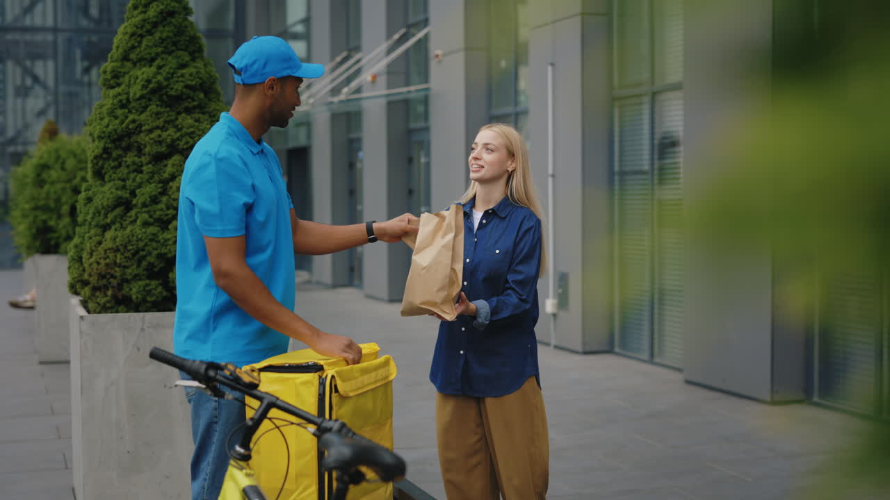 entrega de alimentos al cliente