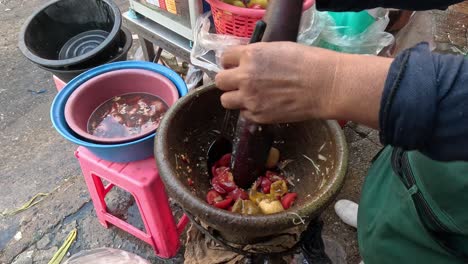 preparación de ensalada de papaya en un mortero