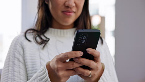 mujer, manos y escribir en el teléfono inteligente en casa