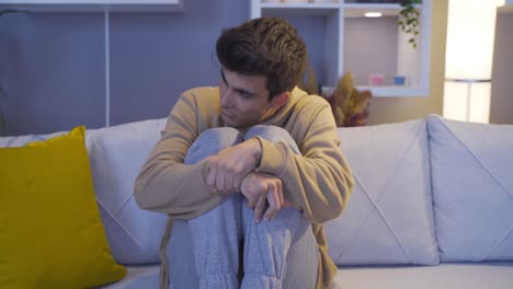 miedo. joven solo en casa, temblando.