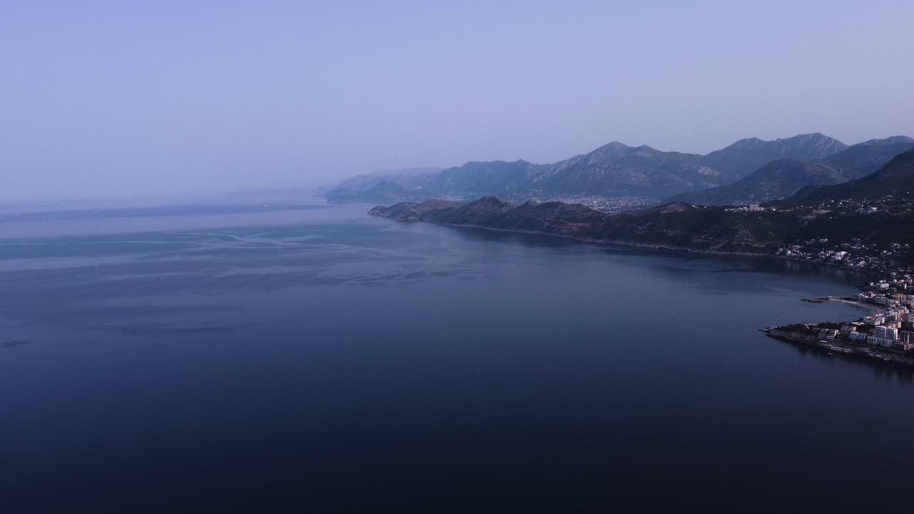 아드리아 해에서 몬테네그로 산악 해안의 흐릿한 전망, 항공