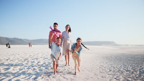 Padres,-Niños-Y-Juguetes-De-Avión-En-La-Playa