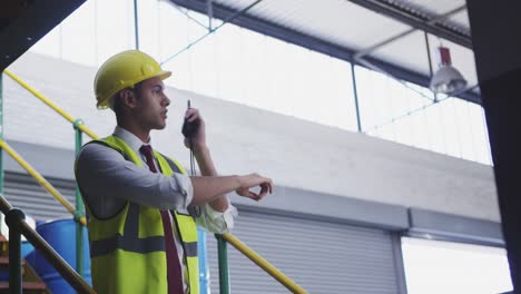 Male-warehouse-worker-using-two-way-radio-4k