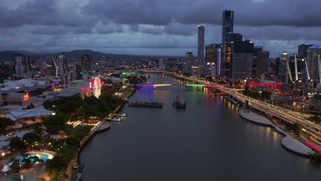 Farbenfrohe-Victoria-Bridge-Und-Southbank-Parklandschaften-In-Der-Dämmerung,-Wobei-Die-Lagune-Am-Südufer-Aufgedeckt-Wird