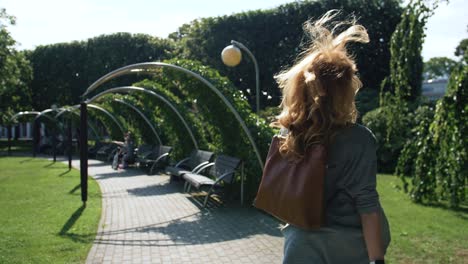 joven mujer caucásica feliz de visitar un parque en jurmala, letonia