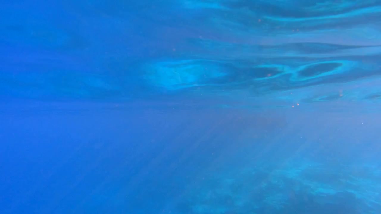 Onderwaterzicht van zonlicht dat door het oceaanoppervlak filtert