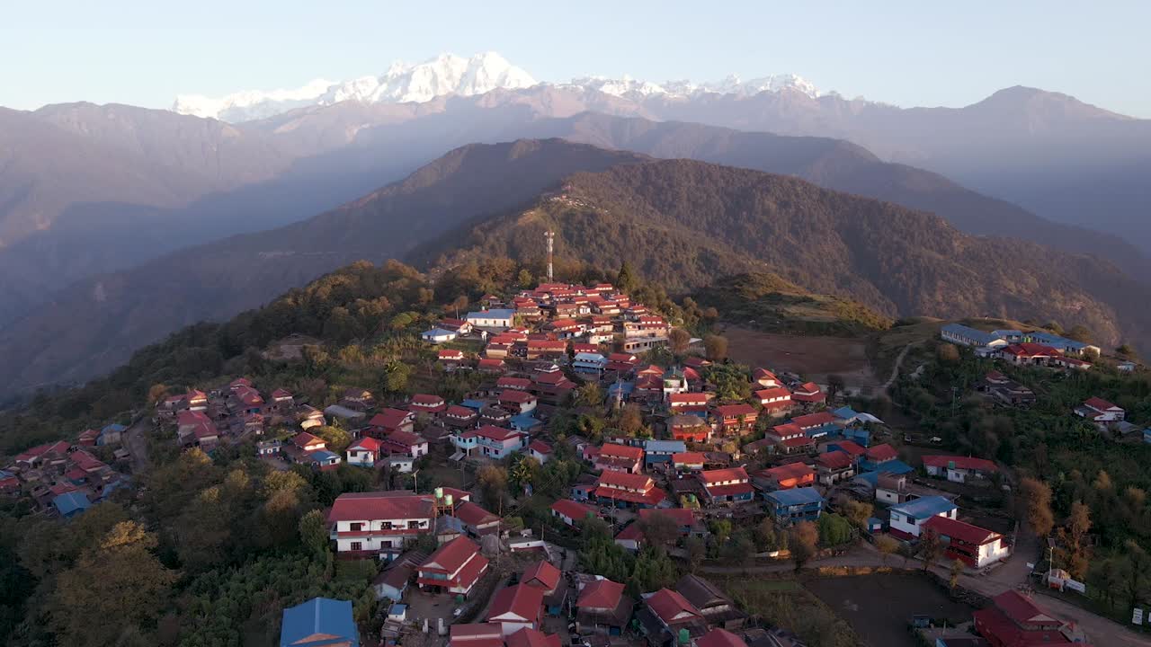 vista aérea de la aldea de la montaña ghalegaun en kaski, nepal