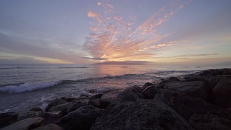 Descanso-En-La-Costa-En-Maui-Durante-El-Atardecer